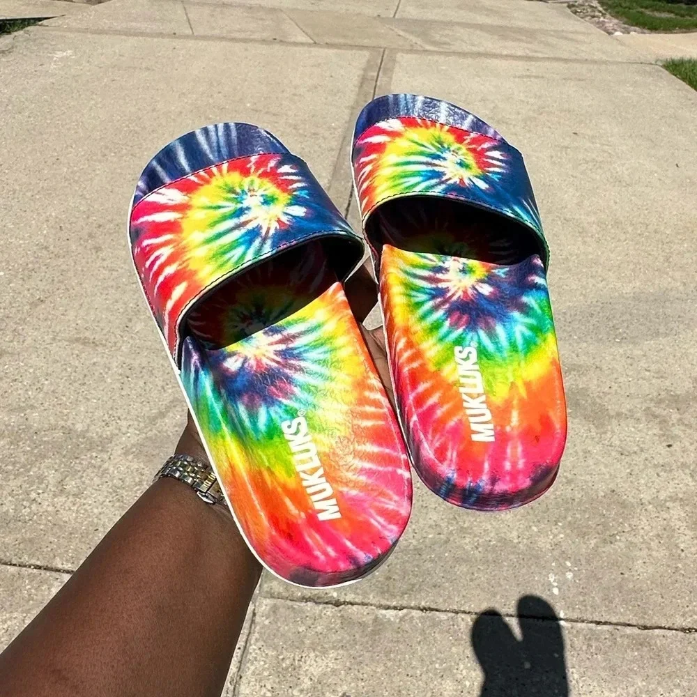 Muk Luks Unisex Pool Limbo Slide Rainbow Tie Dye‎